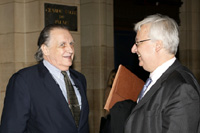 Jean-Christophe Mitterrand (à esquerda) chega no Tribunal de Paris. (Foto: Reuters)