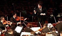 O maestro Gustavo Dudamel dirige a "Sinfonia Fantástica” de Berlioz, com músicos de duas orquestras.Foto: Fesnojiv/Carlos Hernández