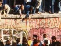 Alemães atravessando o Muro, em 9 de novembro de 1989.