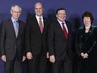 Da esquerda para a direita : Herman Van Rompuy, primeiro presidente da UE, Fredrik Reinfeldt, último presidente rotativo do bloco, Manuel Barroso, presidente da Comissão Europeia, e Catherine Ashton, nova chefe da diplomacia.  Foto: Reuters