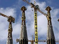 Manifestantes do Greenpeace colocam faixa na fachada da igreja da Sagrada Família, em Barcelona.Foto: Reuters