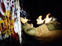 Foto publicada pelo presidente francês no Facebook, mostra o jovem Sarkozy destruindo o Muro de Berlim.  Foto: Facebook