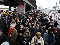 Centenas de pessoas passaram horas em filas do lado de fora do Bella Center em Copenhague, onde os termômetros marcavam temperaturas negativas.   Foto: Reuters