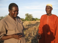 Mathieu Oedraogo (à direita) trabalha há mais de 30 anos com agricultores no Burkina incentivando técnicas para a recuperação dos solos.  Foto : Ana Carolina Dani/RFI
