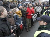 Policiais dinamarqueses contêm manifestantes ambientalistas em Copenhague.  Foto: Reuters