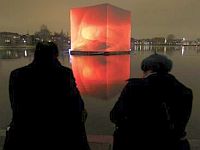 Imagens projetadas em um cubo colocado no lago St Jorgens, em Copenhague, mostra a quantidade de dióxido de carbono que uma pessoa produz em um mês.  Foto: Reuters