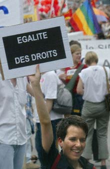 Militantes celebram decisão do Tribunal de Besançon que autorizou a adoção para um casal de lésbicas francesas.  Foto: AFP