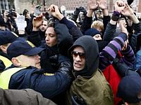 Policiais dinamarqueses tentam controlar manifestantes em Copenhague.  Foto: Reuters