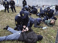 Os protestos foram violentamente reprimidos e centenas de manifestantes foram  impedidos de se aproximar do Bella Center, onde acontece a cúpula.Foto: Reuters