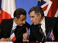 O presidente da França, Nicolas Sarkozy (à esq.) e o primeiro-ministro Gordon Brown, durante a coletiva de imprensa.Foto: Reuters