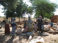 Mulheres vendem colheita no vilarejo de Samyaga, perto da cidade de Uahiguya, norte do Burkina Fasso.  Foto : Ana Carolina Dani/RFI