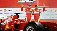 Os pilotos brasileiro, Felipe Massa, e espanhol, Fernando Alonso, exibiram o novo modelo da Ferrari. Foto: Reuters