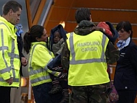 Antes da França, a Holanda recebeu na quinta-feira 106 crianças haitianas que tiveram o processo de adoção acelerado após o terremoto.  Foto: Reuters