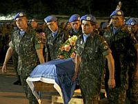 Soldados brasileiros carregam caixão com o corpo de um colega morto no Haiti.  Foto: Reuters