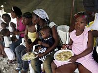 Haitianos encontram refúgio em hospital de campanha da Minustah, em Porto Príncipe.  Foto: Reuters