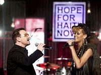 Cantando em Londres, Bono e Rihanna participaram do programa da MTV para arrecadar fundos para as vítimas do terremoto no Haiti.   Foto: Reuters