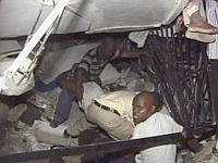 Homem tenta ajudar estudantes presos nos escombros da universidade de Porto Príncipe.Foto: Reuters