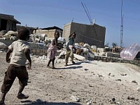 Crianças haitianas brincam nos escombros, após o terremoto que devastou o país.  Foto: Reuters