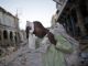 Um sobrevivente do terremoto em meio às ruinas de uma rua devastada em Porto Príncipe.  Foto : Reuters