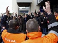 Manifestantes diante da refinaria de Donges. Foto: (Reuters/Stephane Mahe)