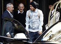 Beckham deixa o hotel em Milão. O jogador inglês vai ser operado na Finlândia. Foto: Reuters