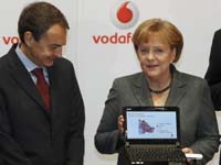 O primeiro ministro José Luís Zapatero e a Chanceler alemã Angela Merkel presentes na feira de tecnologia da CeBIT Foto: Reuters