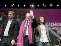 Jean-Paul Houchon, candidato do Partido Socialista, Cécile Duflot, do grupo Europa Ecologia, e Pierre Laurent, da Frente de Esquerda, durante comício em Paris.Foto: Reuters