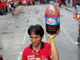Tailandês com uma garrafa de sangue coletado junto a vinte mil voluntários durante manifestação. Foto: Reuters