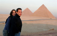 2007年12月30日，法国总统萨科齐和卡尔拉-布鲁尼在埃及。(Photo: AFP)