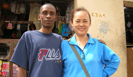 中国河南王女士在塞内加尔首都达喀尔开了一扇中国杂货店，她被黑人青年昵称为“妈咪”RFI/Chine