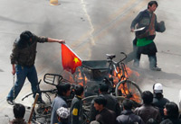 2008年3月14日西藏示威者在拉萨焚烧中国国旗(Photo : Reuters)