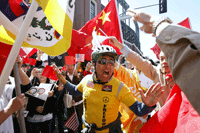 2008年4月9日，北京奥运圣火在美国旧金山接力传递时，一名支持藏人的示威者和支持北京奥运的游行者在一起。路透社