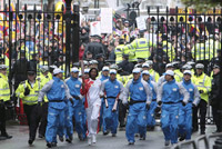 奥运火炬在伦敦唐宁街前传递。