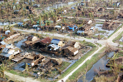 鸟瞰遭飓风袭击洪水淹没后的缅甸村庄(路透社)