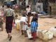 仰光市民排队等待分发食品。(Photo : Luc Auberger)