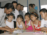 美国国务卿赖斯2008年6月29日在四川地震重灾区都江堰一个灾民安置中心与孩子们交谈。路透社