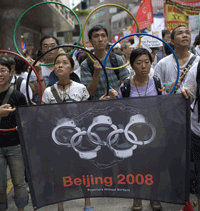 香港上万民众2008年7月一日举行7.1大游行，要求还政于民。（路透社照片）