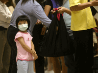 2008年9月22日，一名女孩在香港一家急诊室等候就诊。此前，香港一名三岁女孩被证实因食用伊利奶制品而患肾结石。路透社