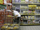 2008年9月24日，台北一家超市的职员正从货架上撤下来自大陆的奶制品。路透社