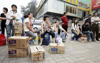 2008年9月23日河南省郑州市许多家庭携带买来的“毒奶粉”到商店要求退货。(Photo : AFP)