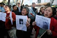 北京市民抗议当局对维权人士胡佳的审判（2008年4月3日）(Photo : Reuters)