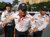 2008年11月6日，一名警员在民进党支持者抗议陈云林访台游行活动中受伤。路透社