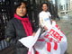 民间艾滋病工作人士2008年12月1日把数百人签名的横幅递交给中国商务部，“呼吁政府对拉米夫定发布强制许可”。（北京益仁平中心提供照片） 