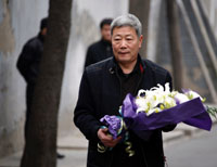 2009年一月十七日，赵紫阳去世四周年纪念日，前往赵紫阳家门口祭奠的民众。(路透社)