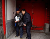 2009年一月十七日，赵紫阳去世四周年纪念日，一名便衣警察在赵紫阳家门口劝说惦念者回家。(路透社)