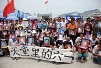 2008年六月一日四川绵竹市富新第二小学遇难学生家长的抗议图片（本台特约记者曹国兴提供照片）