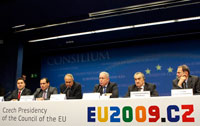 欧盟外长索拉纳(右)与一些成员国外长合影(路透社)