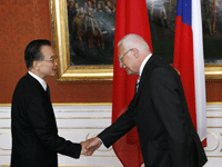 2009年5月20日，捷克总统克劳斯迎接前来参加中欧布拉格峰会的中国总理温家宝。（图片：路透社）