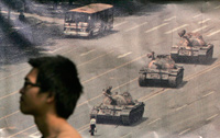 一位香港居民从纪念六四的宣传画前经过，2009年6月4日
(照片：路透社 )