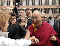 达赖喇嘛2009年六月五日在荷兰受到支持者热烈欢迎。(路透社)